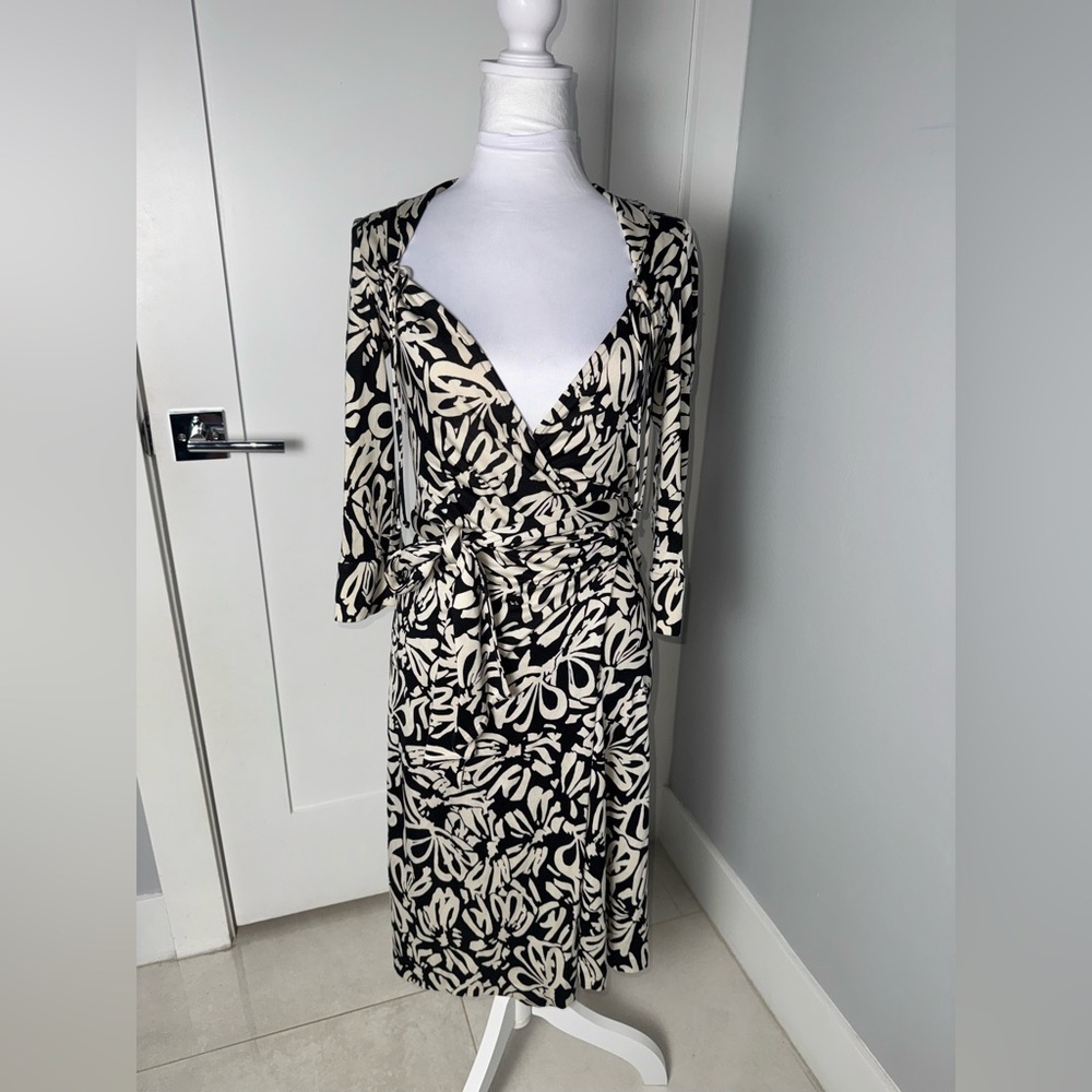 DIANE Von Furstenberg Julian Silk Wrap Dress/Size 4 - Picture 2 of 9